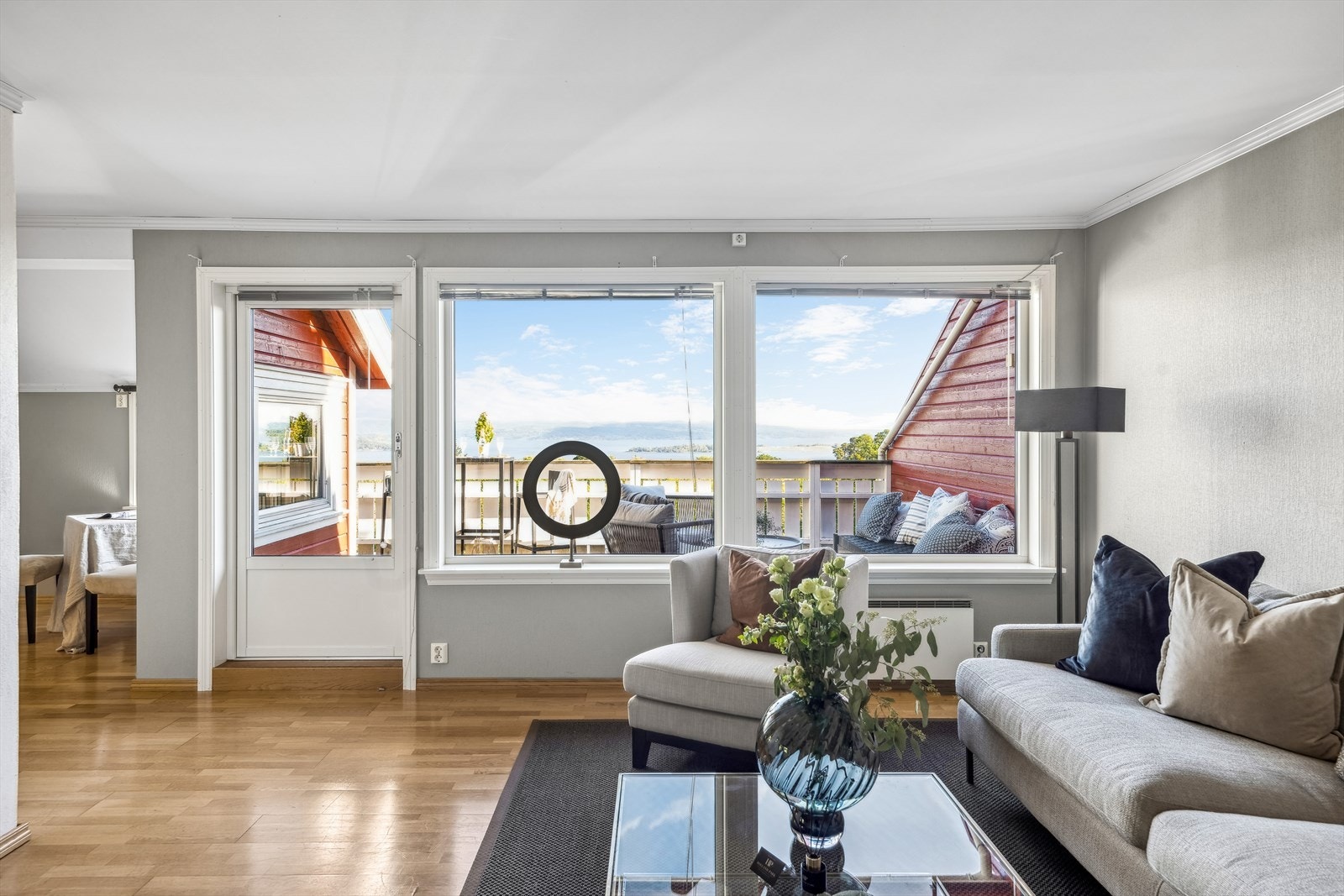 Fra stuen kan du nyte fantastisk sjøutsikt. Galleribilde