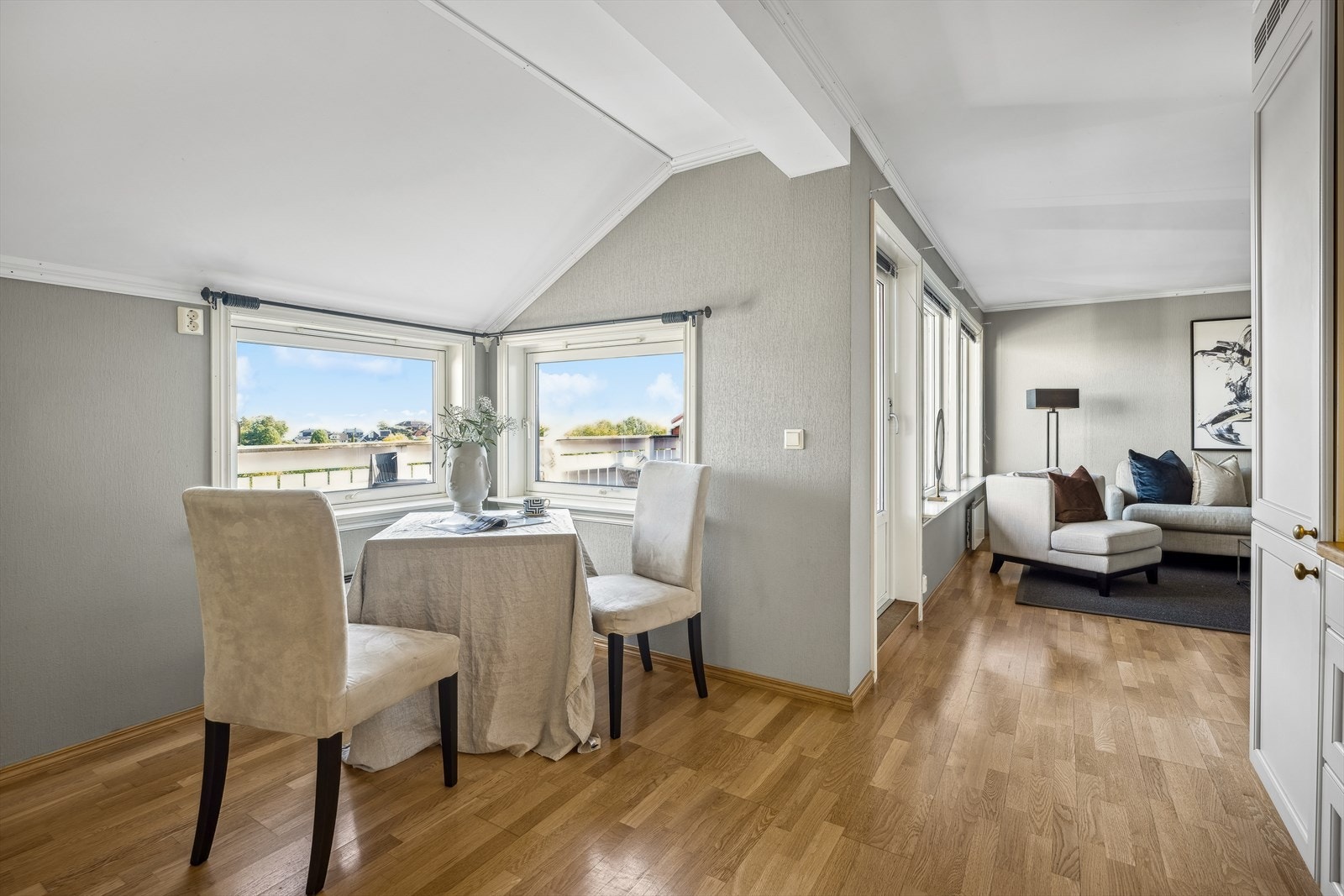 Kjøkkenet ligger delvis plassert i et eget rom. Om ønskelig er det plass til et frokostbord. Galleribilde