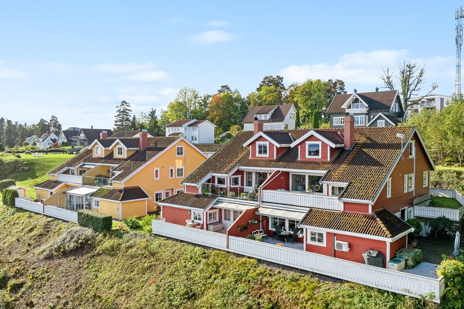Sameiet har en pent opparbeidet tomt med plenareal og diverse beplantning. Galleribilde