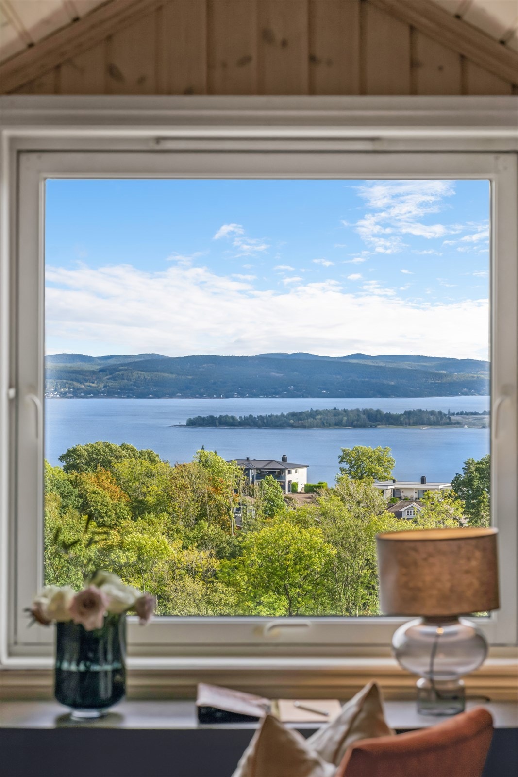 Utsikten kan nytes fra kontorpulten. Galleribilde