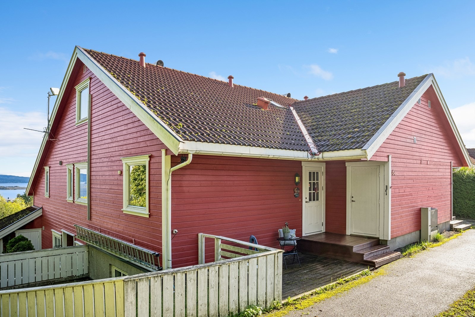 Sameiet besørger vedlikehold av fellesområdene, mens hver enkelt seksjon er ansvarlig for hagen som naturlig tilligger og disponeres av hver leilighet. Galleribilde