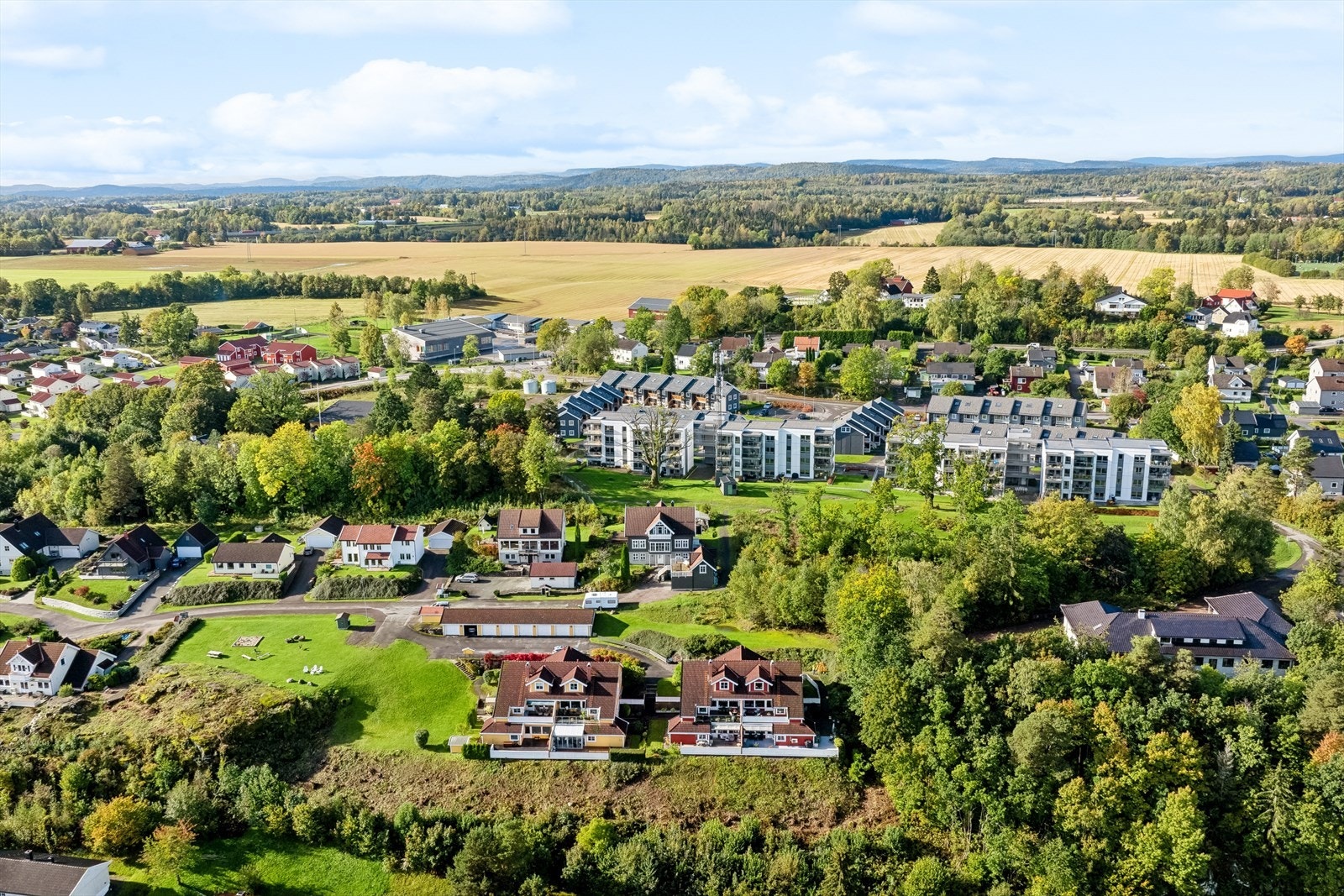 Det er kort vei til Holmestrand sentrum og jernbanestasjonen. Byen tilbyr det du trenger med et stort utvalg av forretninger, bank, post, kaféer/restauranter og underholdningstilbud. Galleribilde