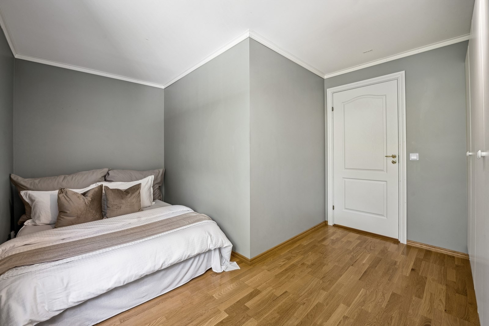 Klær kan pent ryddes bort i et romslig garderobeskap. Galleribilde