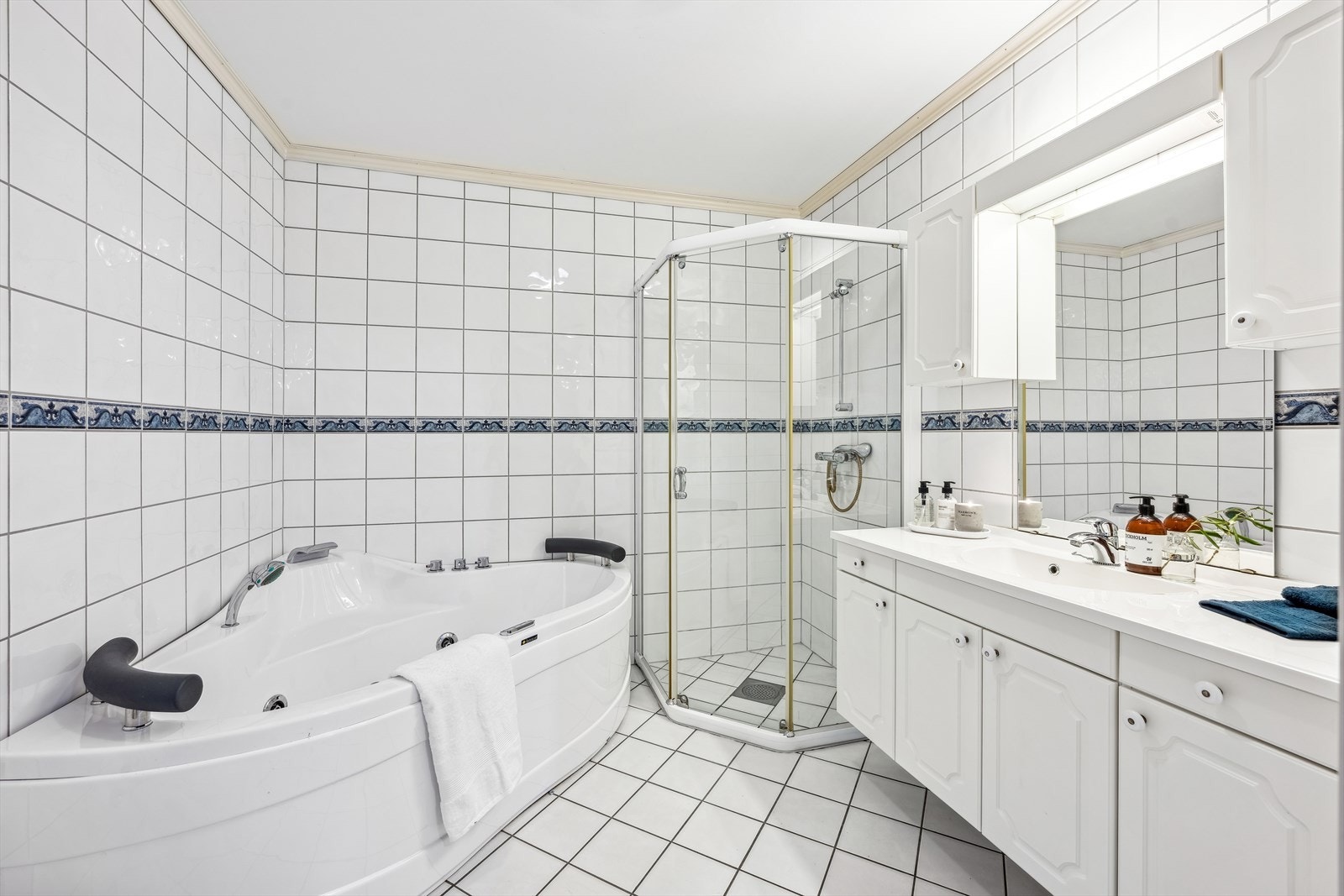 Flislagt baderom i første etasje med elektriske varmekabler i gulv og malt himling. Galleribilde