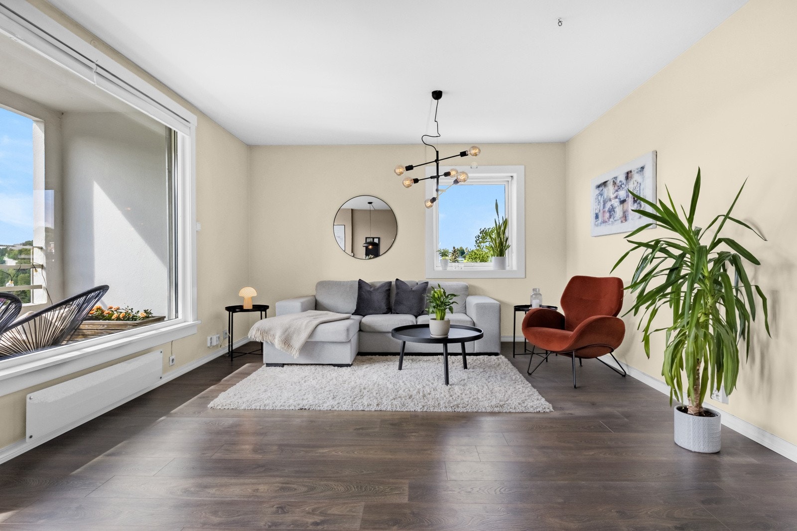 Leiligheten får lys fra flere sider og har lyse veggflater Galleribilde