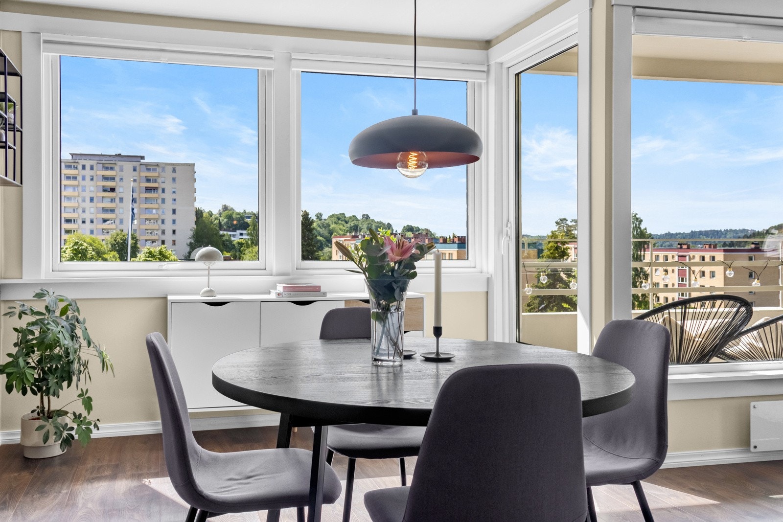 Spiseplass med hyggelig utsyn over området. Galleribilde