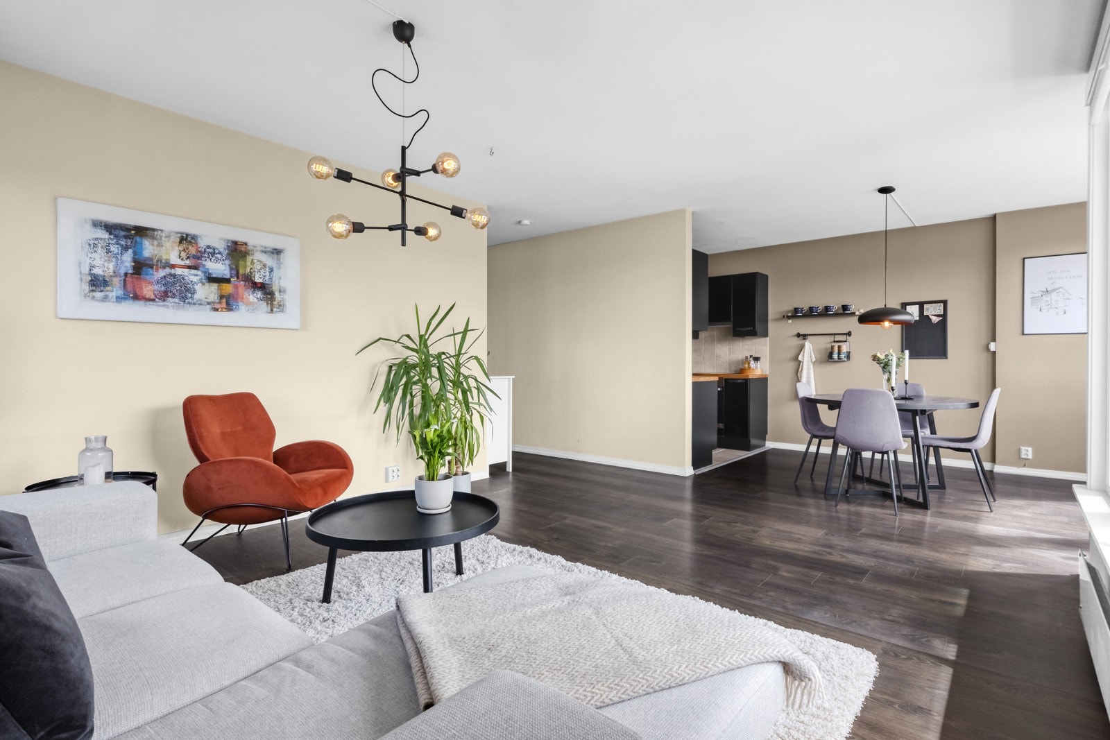 Varmtvann, kabel-tv og bredbånd er inkludert i fellesutgiftene. Galleribilde