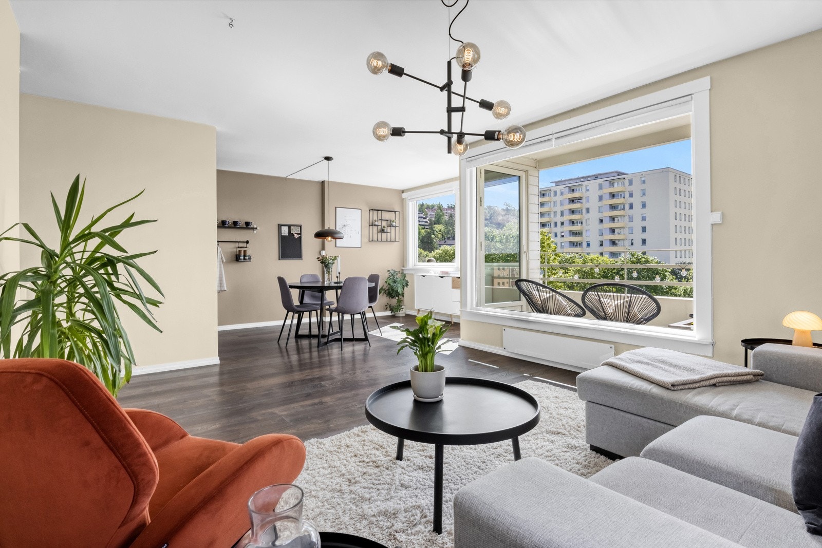 Stuen har en romslig løsning med god plass for sofa og spisebord Galleribilde