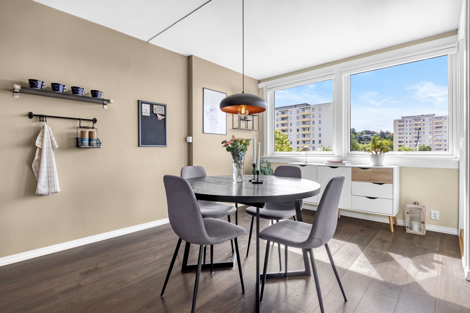 Det er adkomst til en solrik balkong fra dagens spisestue Galleribilde