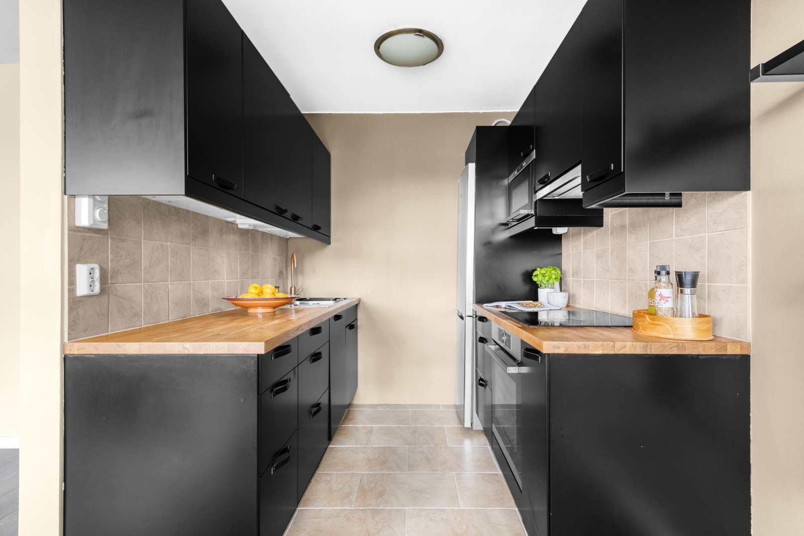 Over beneplaten er det er det fliser på vegg og lys under overskap som gir godt med arbeidslys. Galleribilde