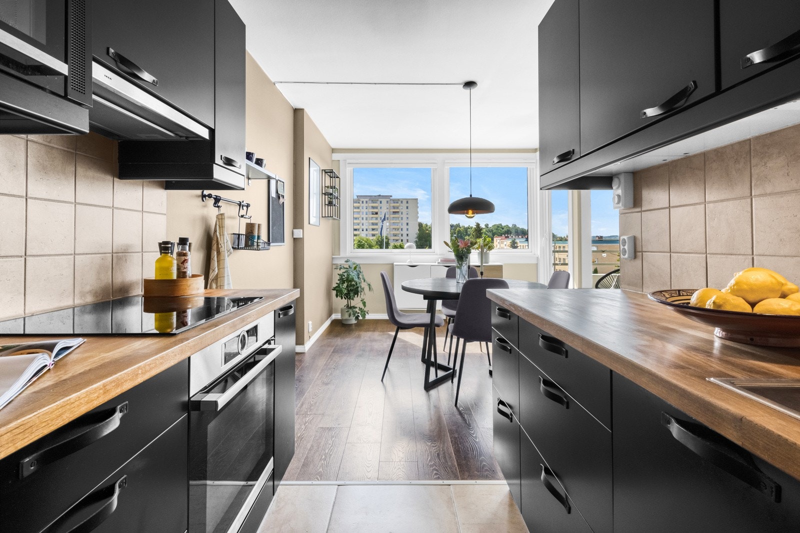 Integrerte hvitevarer som blant annet oppvaskmaskin, stekeovn og induksjonsplatetopp Galleribilde