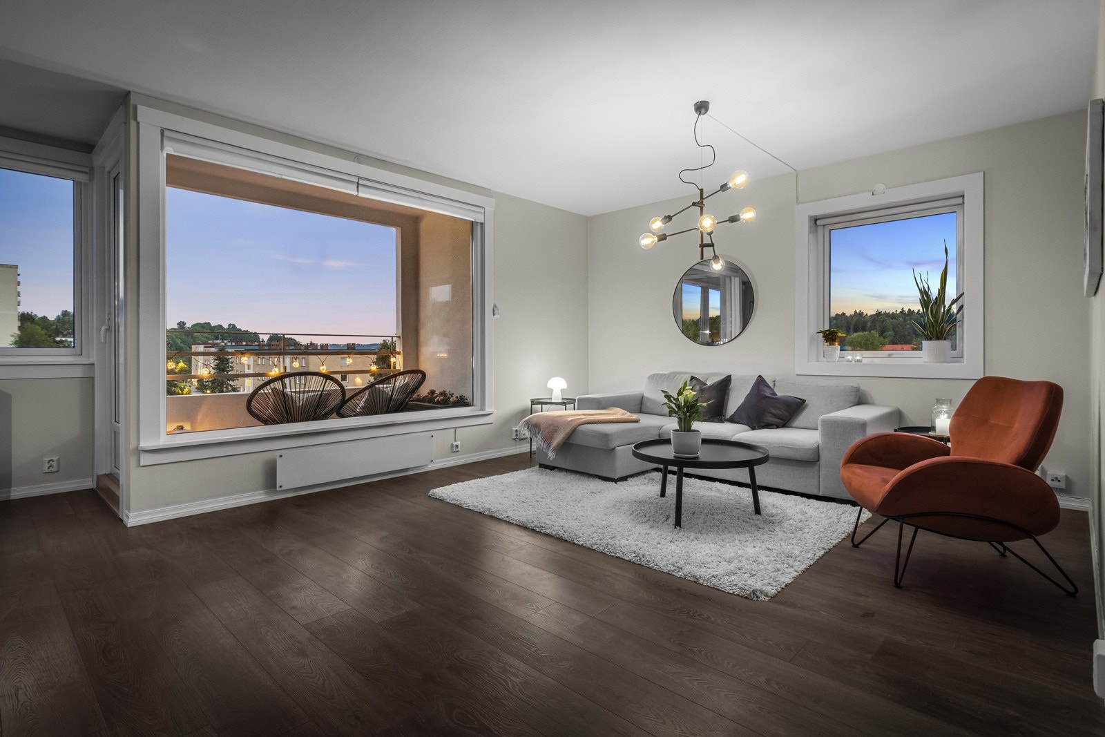 Leiligheten har en romslig stue med gode møbleringsmuligheter Galleribilde