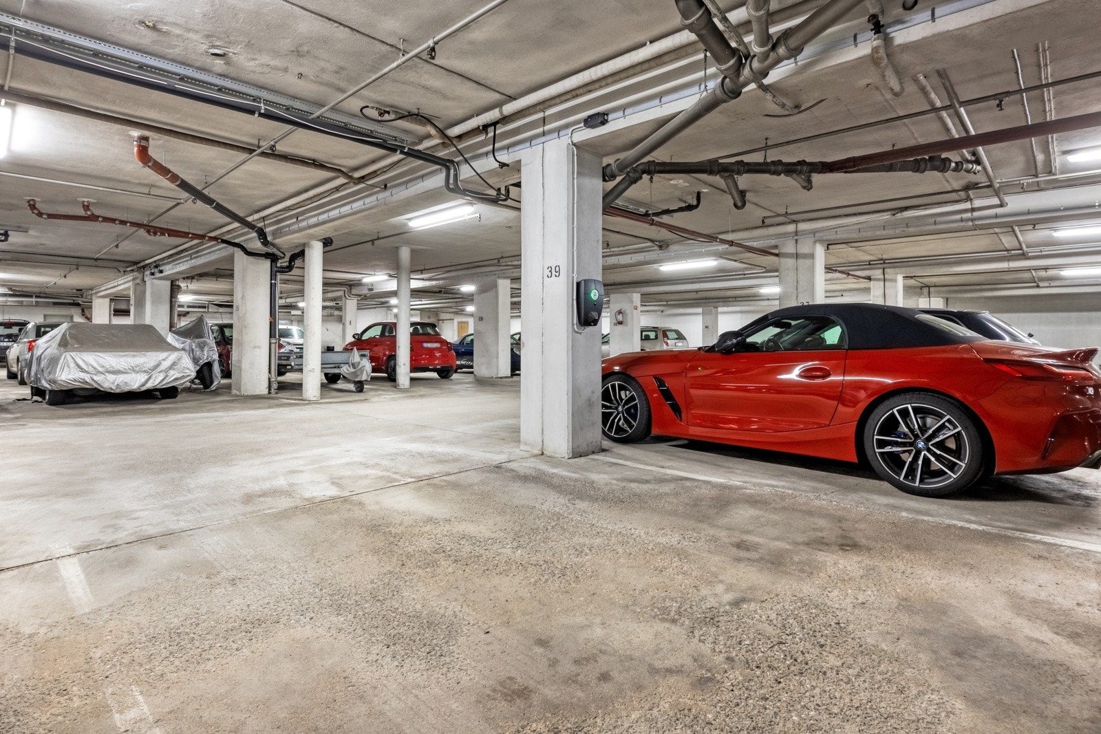 Biloppstillingsplass i garasje med el-billader medfølger boligen ved salg. Galleribilde