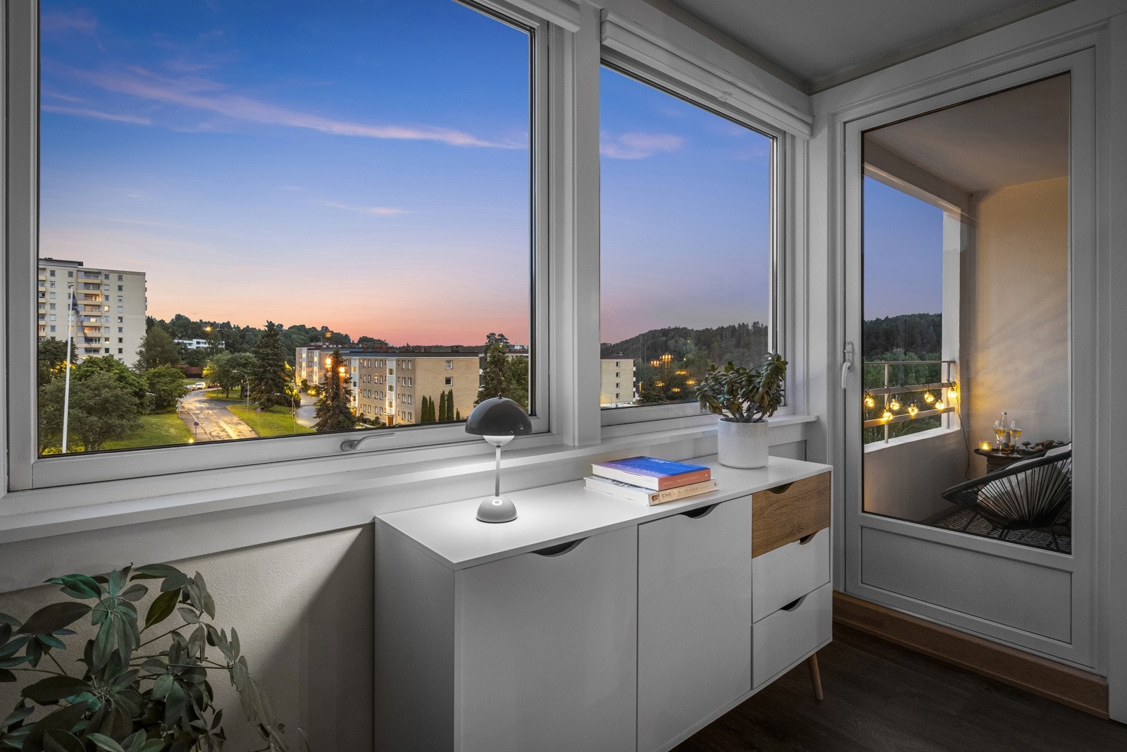 Leiligheten har en fin utsikt over det grønne nærområdet og har ingen innsyn. Galleribilde