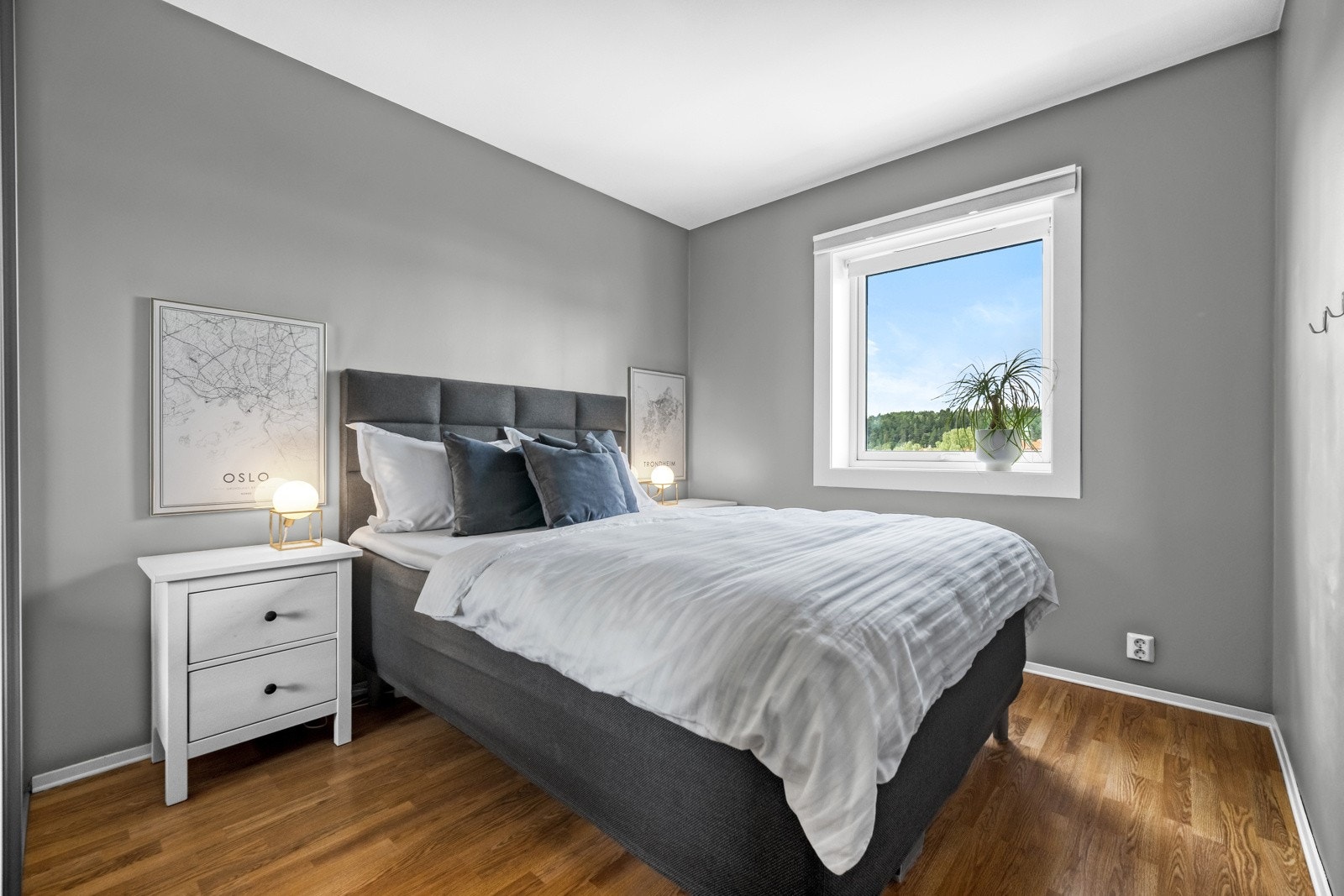 Soverommet er av stor størrelse og har god plass til dobbeltseng og tilhørende møblement Galleribilde