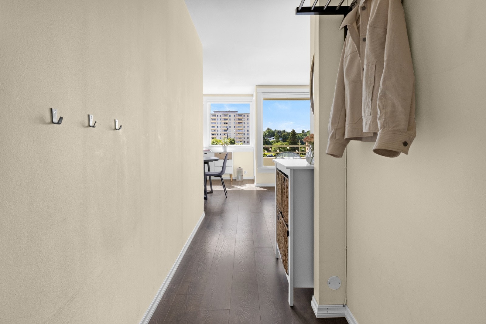 Entré med lyse vegger og oppheng for ytterklær Galleribilde