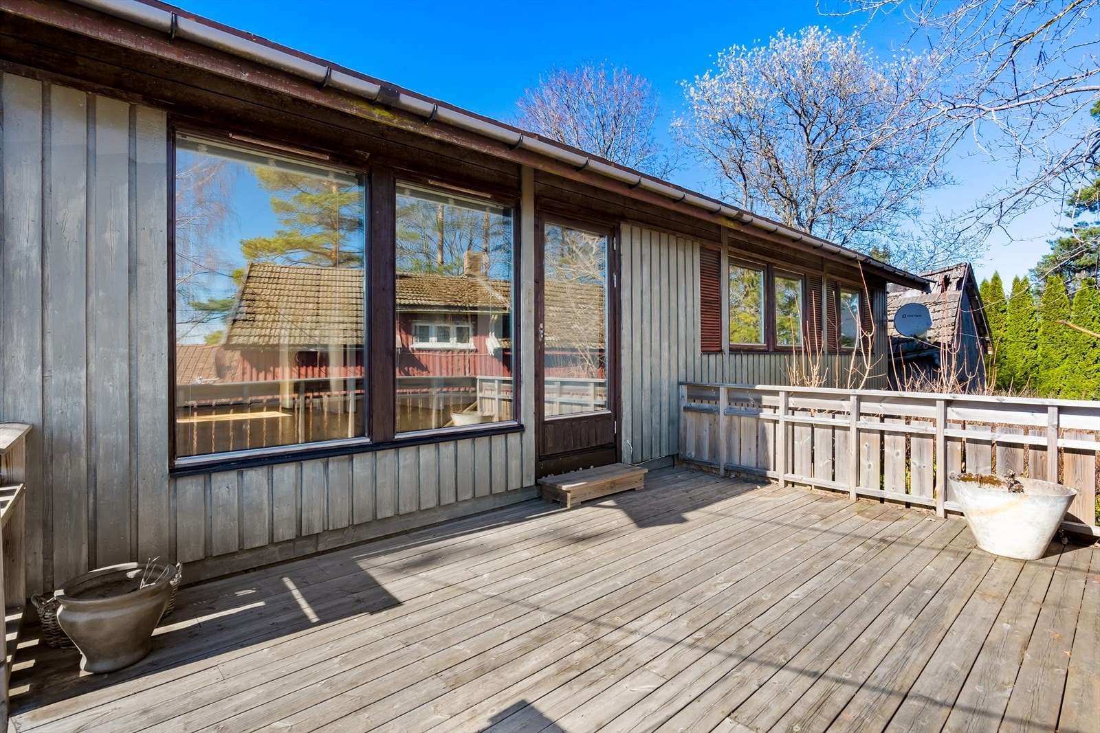 Eiendommen ligger i et rolig, populært og barnevennlig boligområde på Garderåsen i Fetsund i Lillestrøm kommune. Området er omgitt av skog og med kort vei til skole, barnehager, buss, lekeplasser, ishockey- og fotballbane. Galleribilde