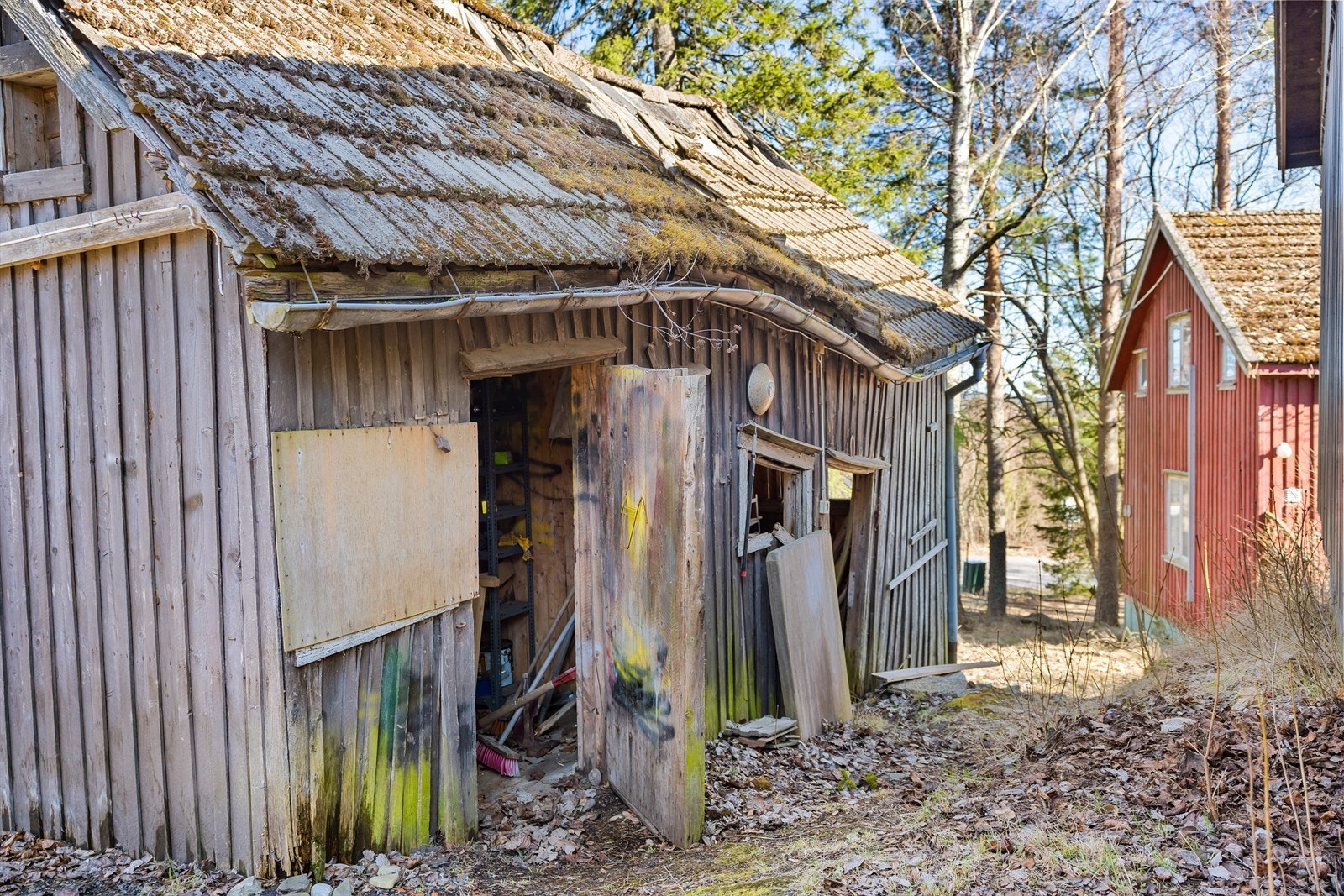 Uthus/garasje - Bygningen har store skader og ødeleggelser og må i sin helhet anses å være kondemnabel. Galleribilde