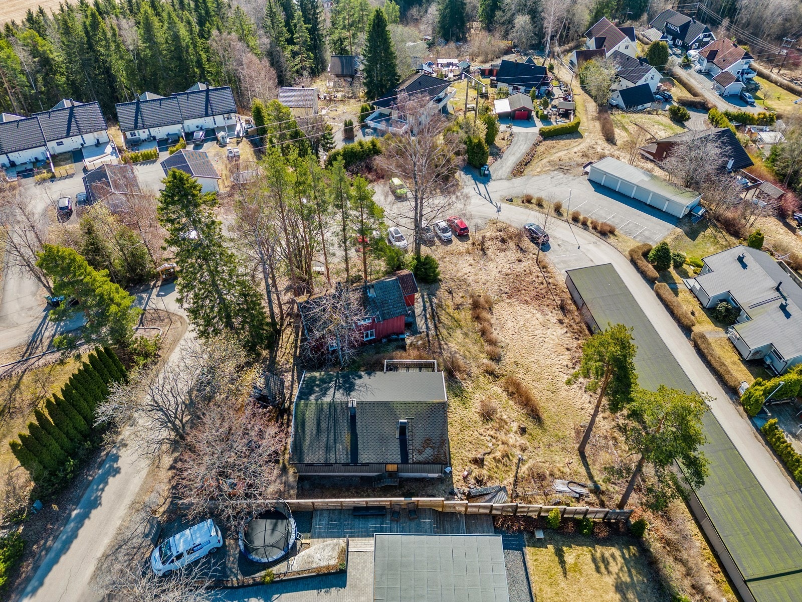 Dette er en spennende eiendom bestående av to eneboliger og et uthus/garasje. Galleribilde