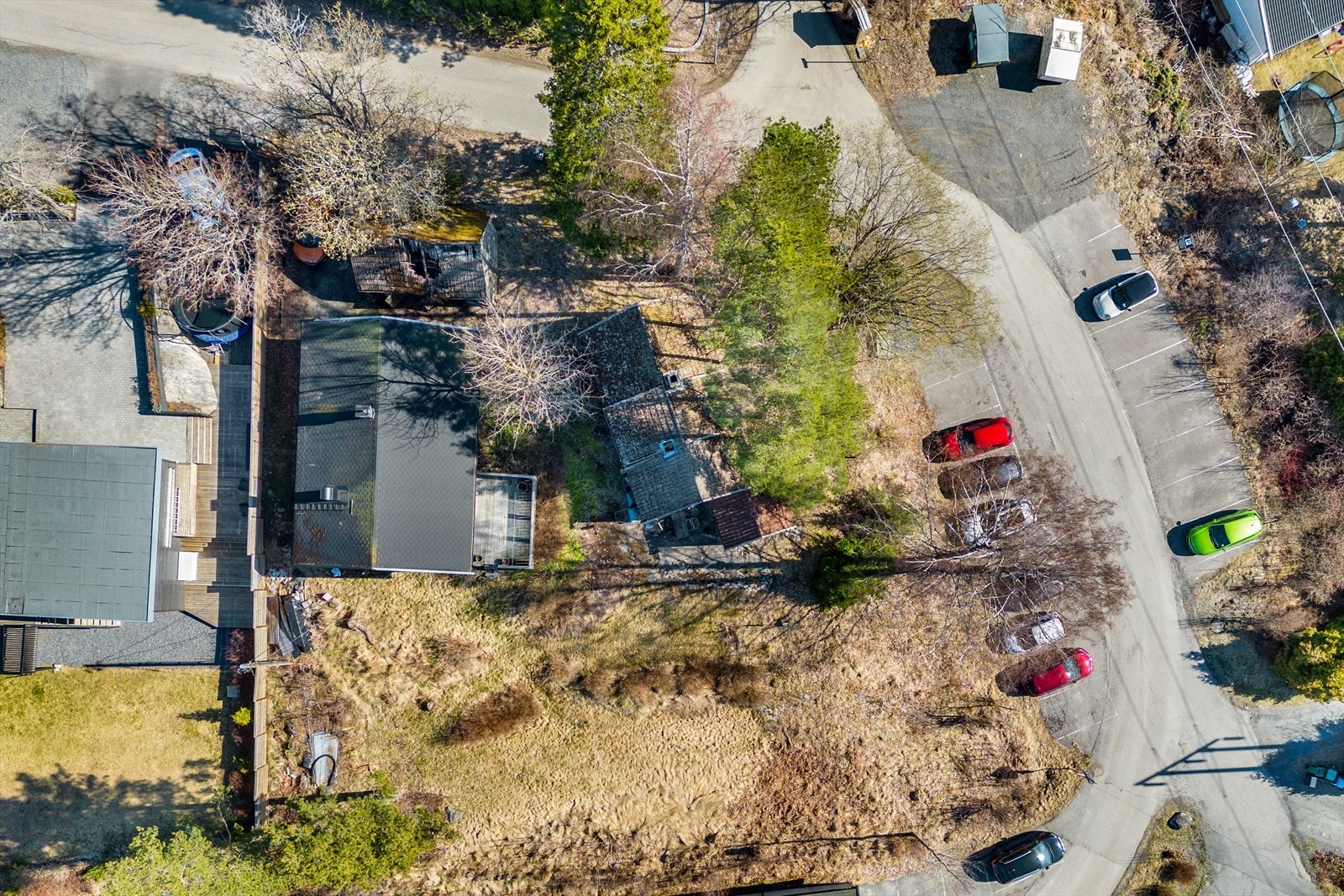 Eiendommen utgjør hele 1.441m² og består av to eneboliger og et uthus. Tomten er delvis kupert og består hovedsakelig av naturtomt. Galleribilde