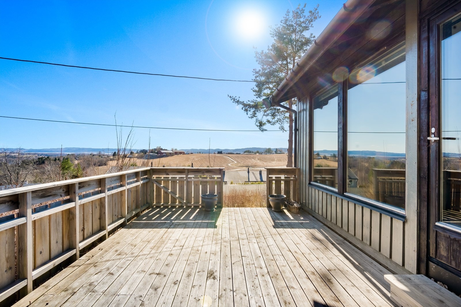 Terrassen er av god størrelse. Takstmann har kommentert at det er noe etterslep på vedlikehold og stedvis råte. Galleribilde