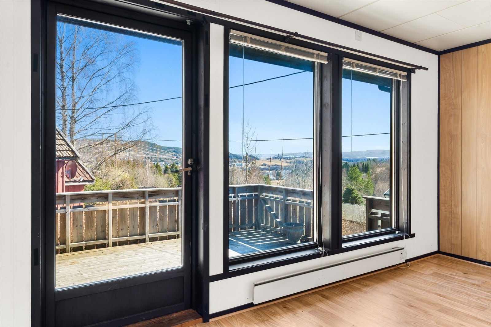 Det er flott utsikt fra terrassen, og gode solforhold Galleribilde