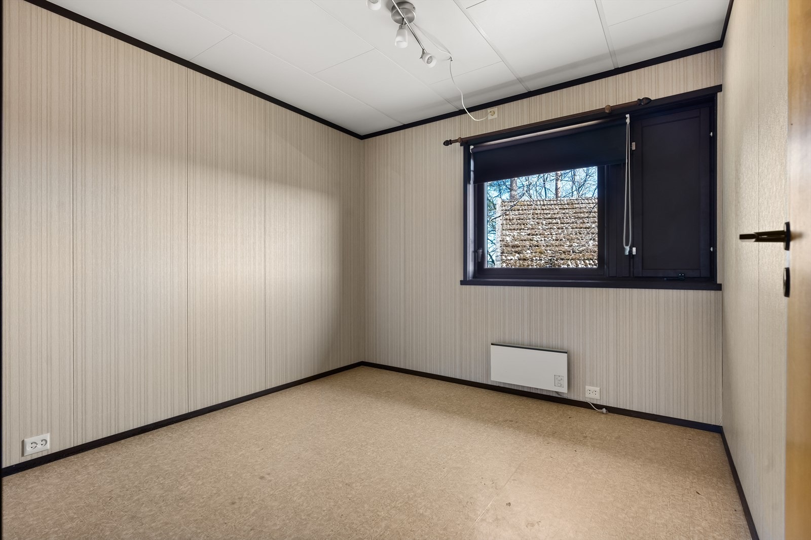 Begge soverommene har tapertserte flater og linoliumsgulv Galleribilde