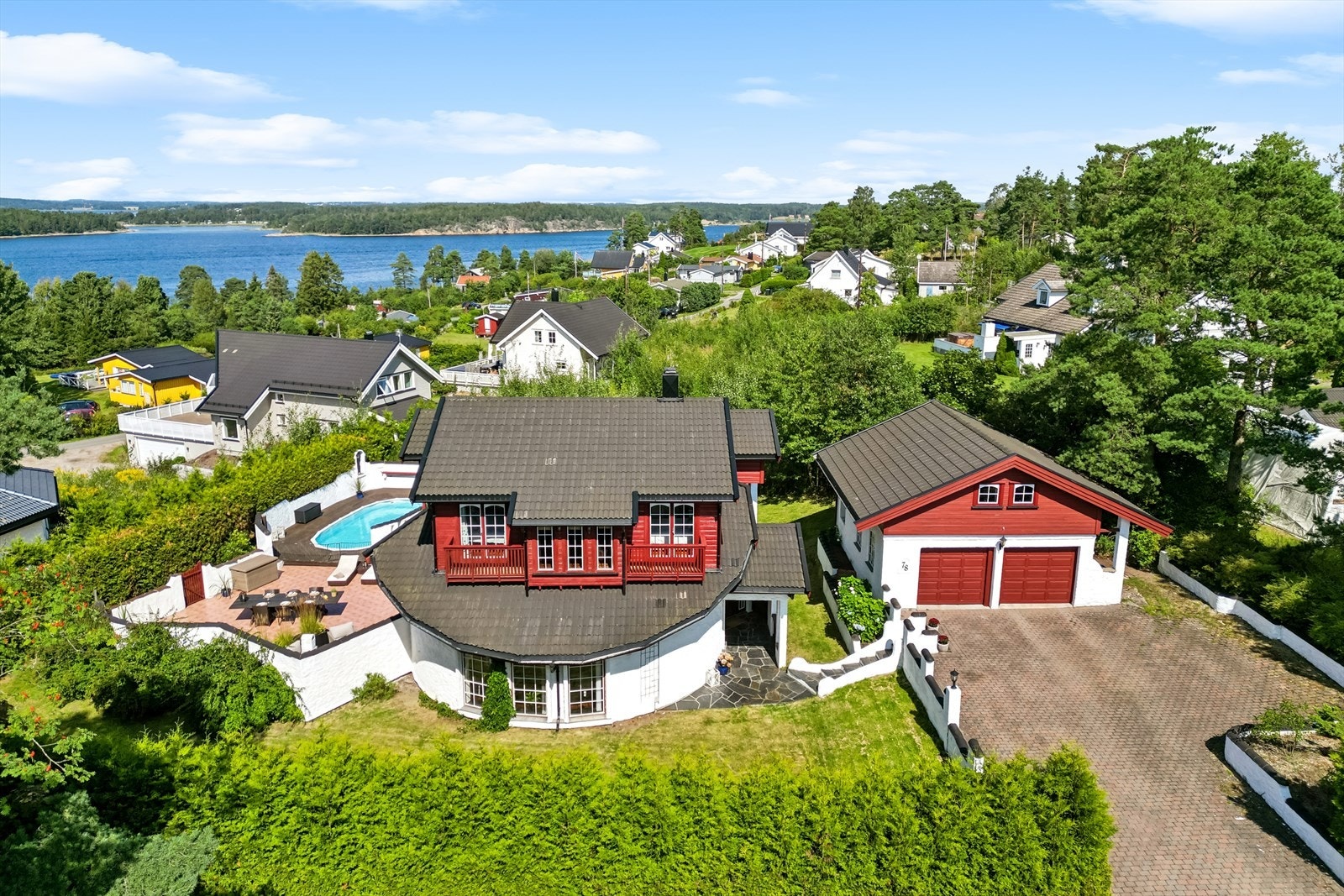 Gamleveien 78 er en stor og særpreget enebolig fra 1993 med attraktiv beliggenhet. Galleribilde