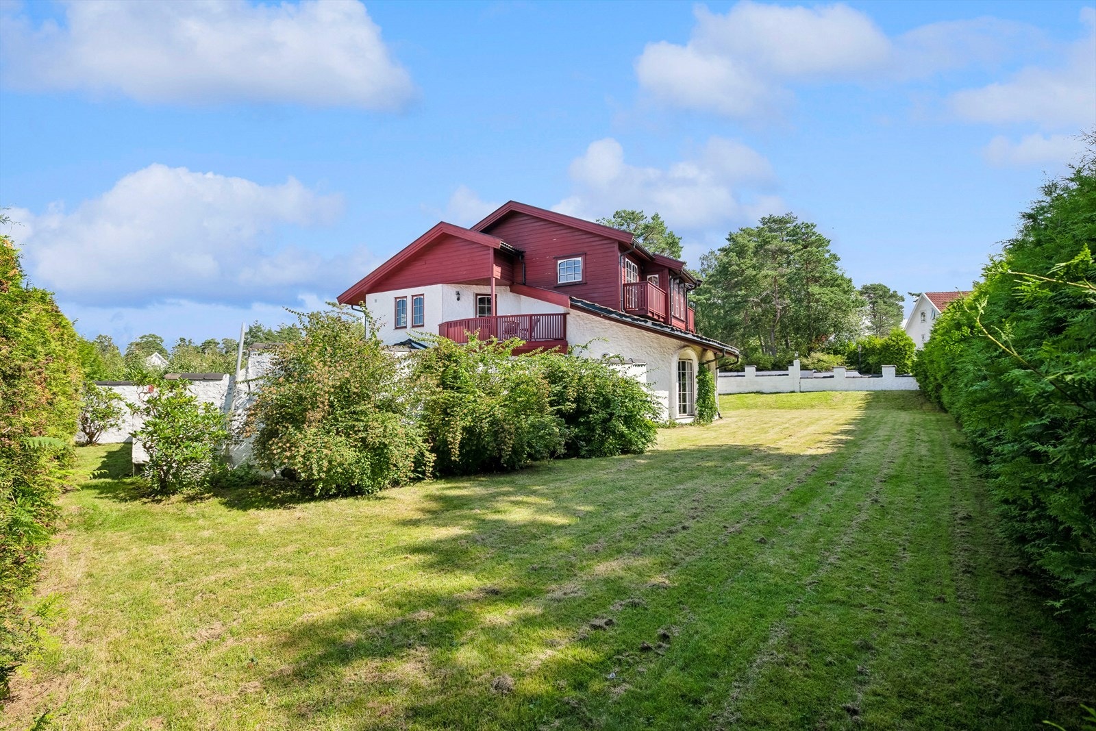 Eiendommen har en stor og frodig hage. Galleribilde