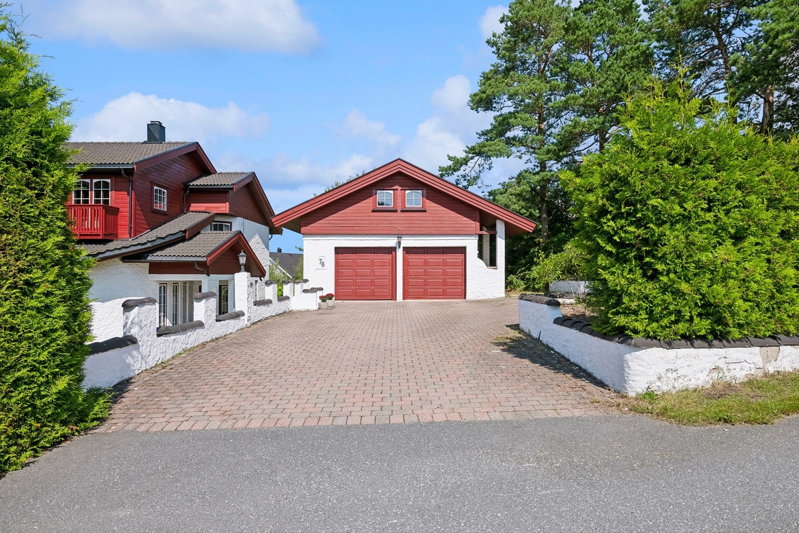 Eiendommen har parkering i en dobbelgarasje med to el-styrte leddporter i tre. Galleribilde