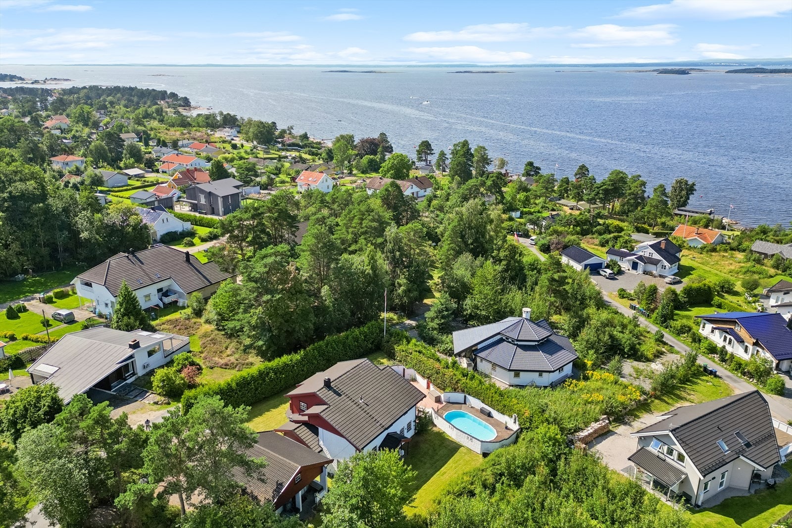 Her bor man optimalt til i et tilbaketrukket og naturskjønt område like ved sjøen. Galleribilde