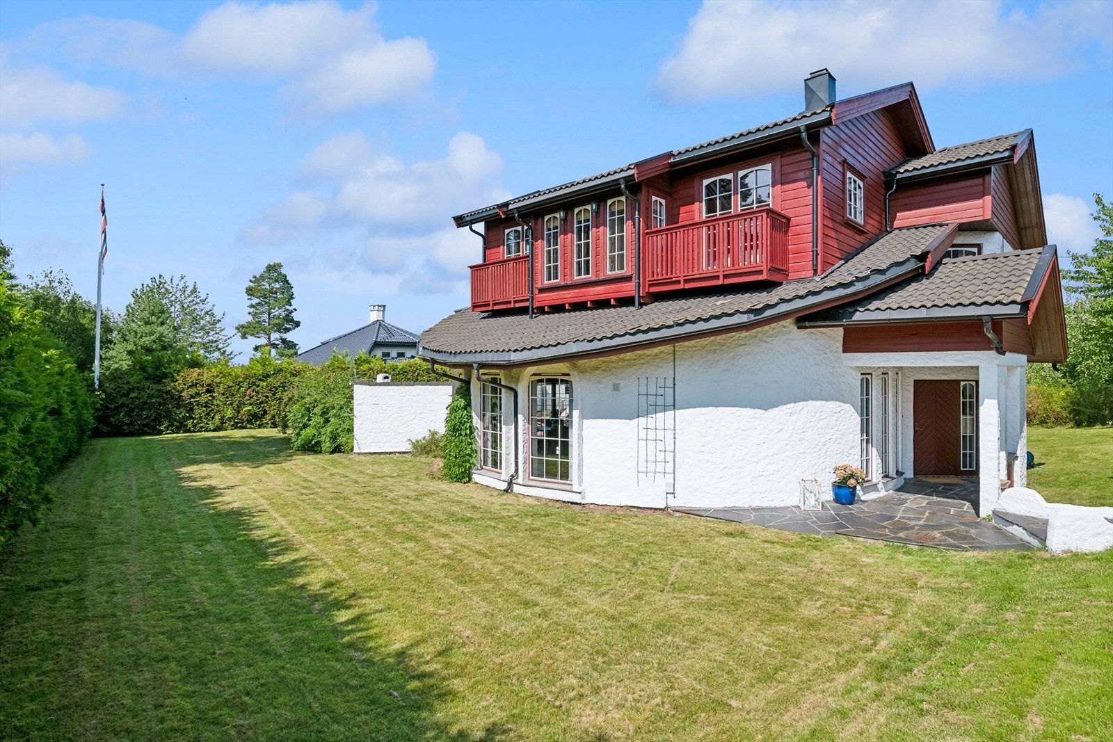 Eiendommen er pent opparbeidet med plen, fliser, støttemur, svømmebasseng, hekk og div beplantning samt en gårdsplass med belegningsstein. Galleribilde