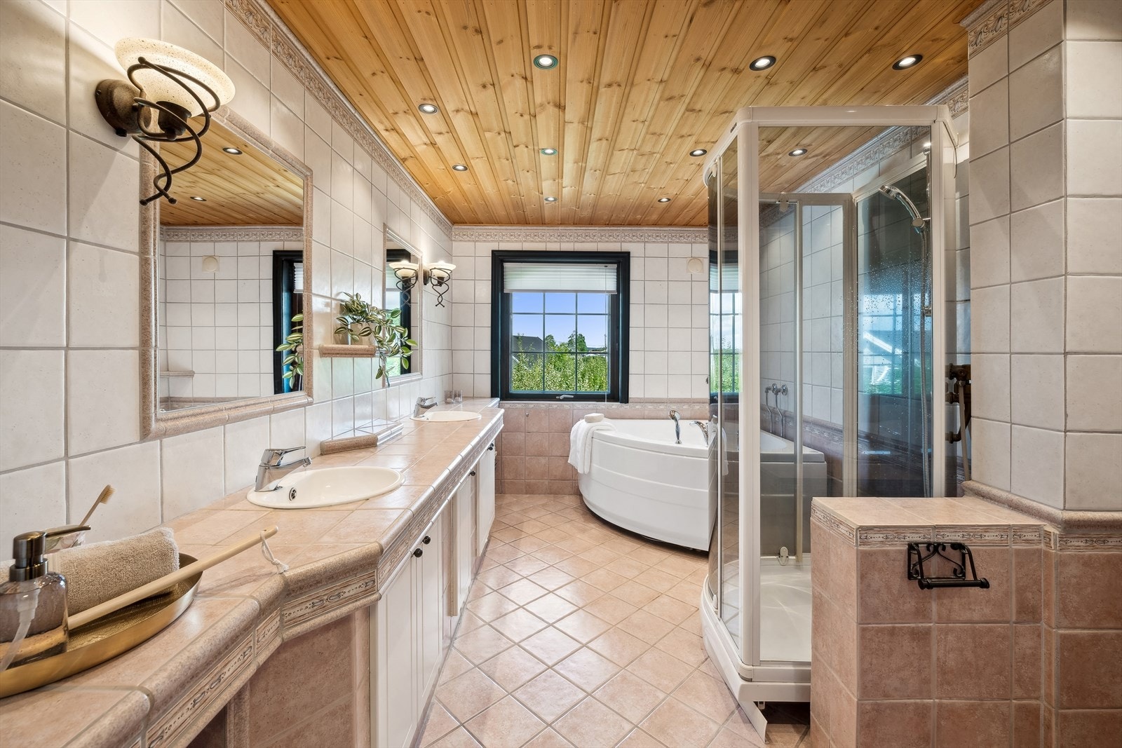 Badet i 2. etasje har flislagte overflater, varmekabler og downlights. Galleribilde