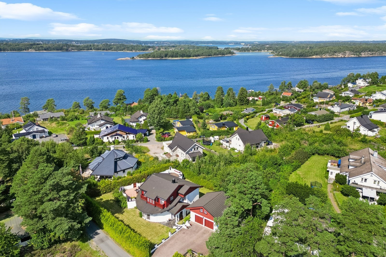 Det er umiddelbar nærhet til badeplasser og fine turområder, her er man nær både skog og sjø! Galleribilde