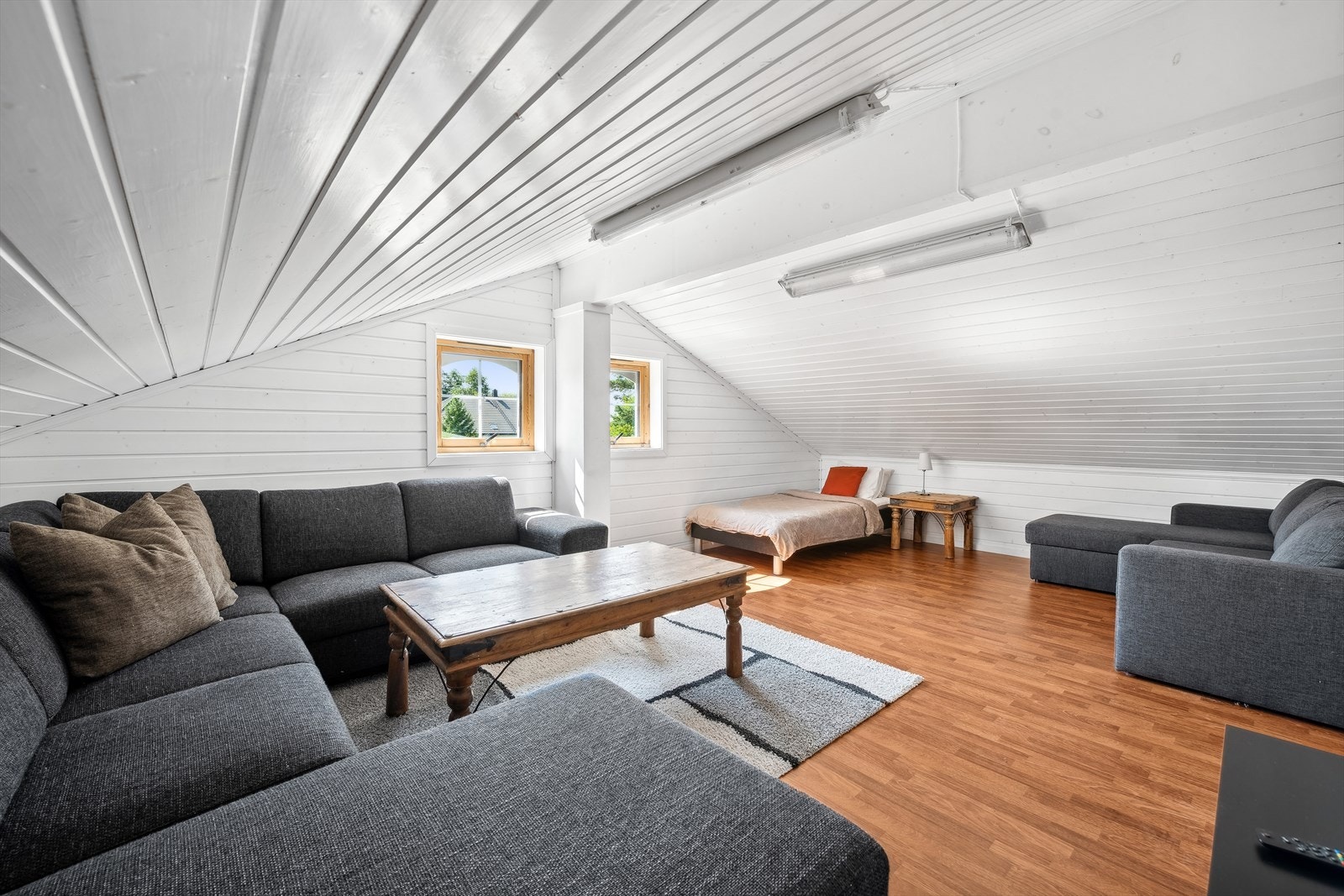 Tilleggsdel: loft i garasjen er innredet som stue. Galleribilde