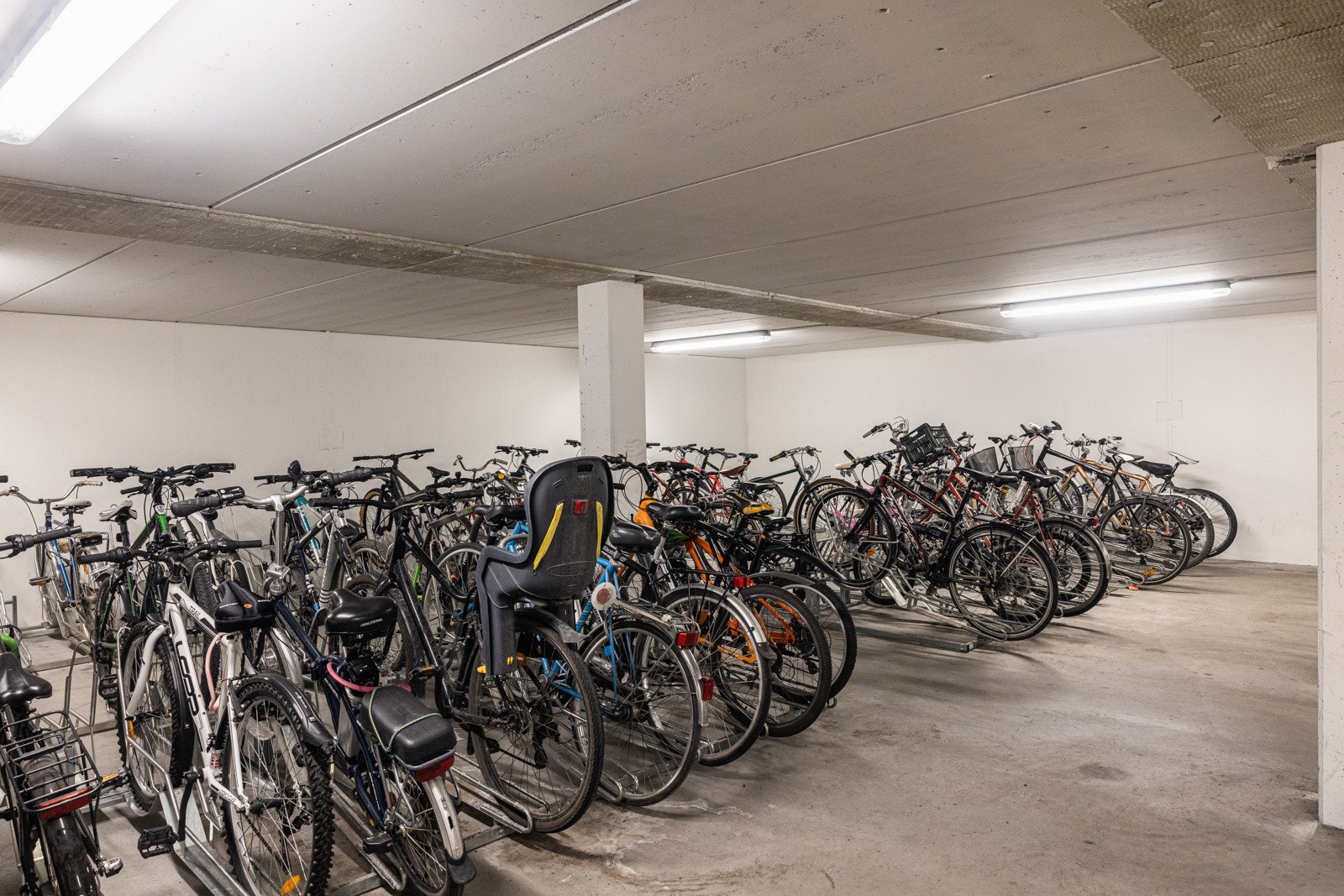 Stor sykkelparkering og bod på 3 m² i kjelleretasje Galleribilde