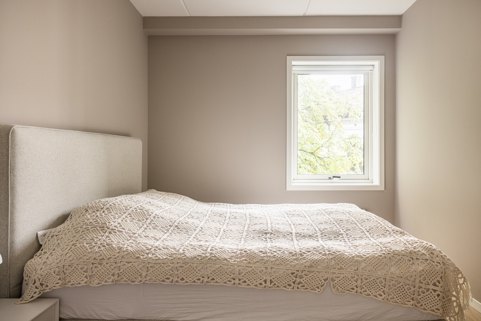 Lyst og trivelig hovedsoverom med god plass til dobbelseng Galleribilde