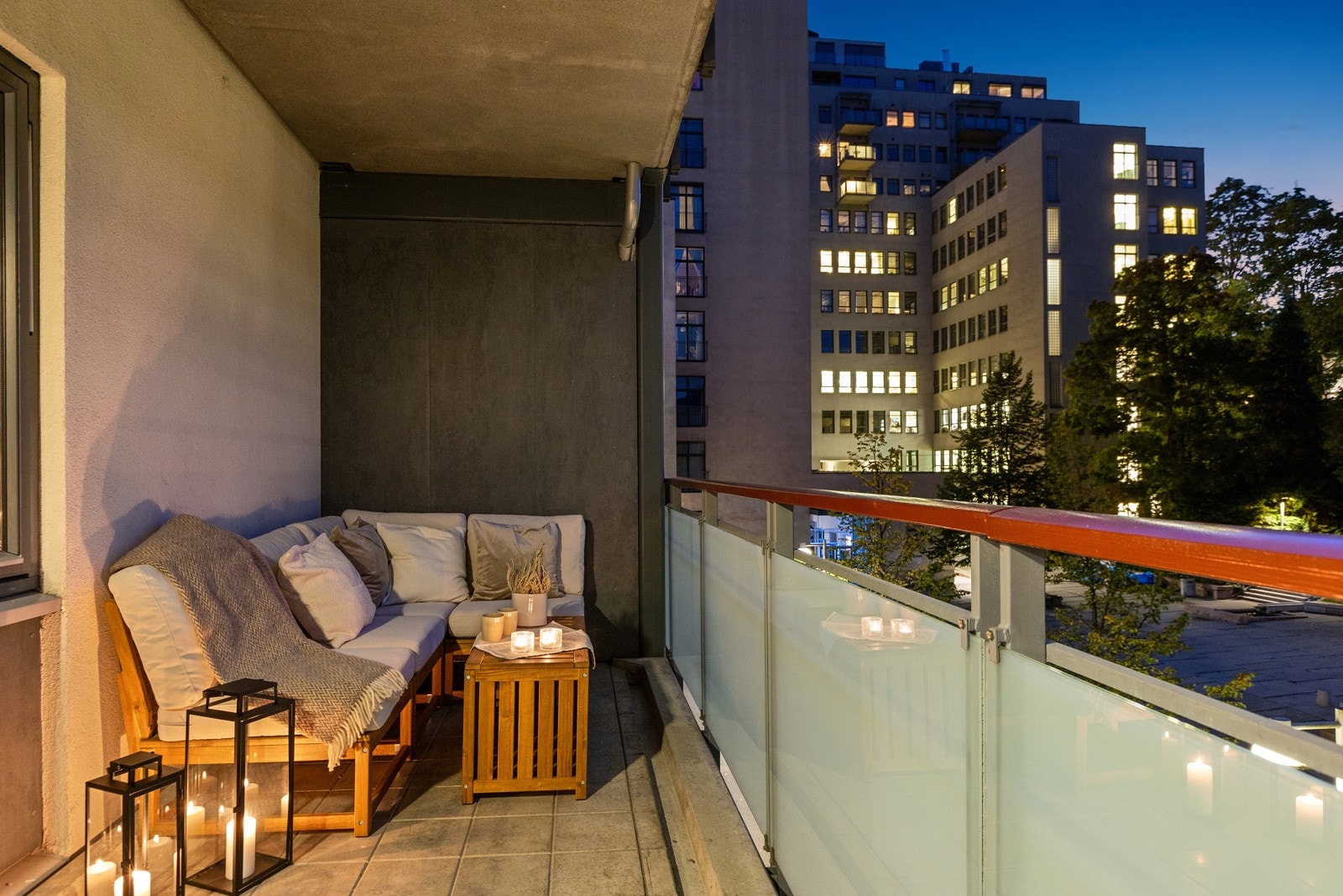 Balkongen ligger usjenert til og med lite innsyn Galleribilde