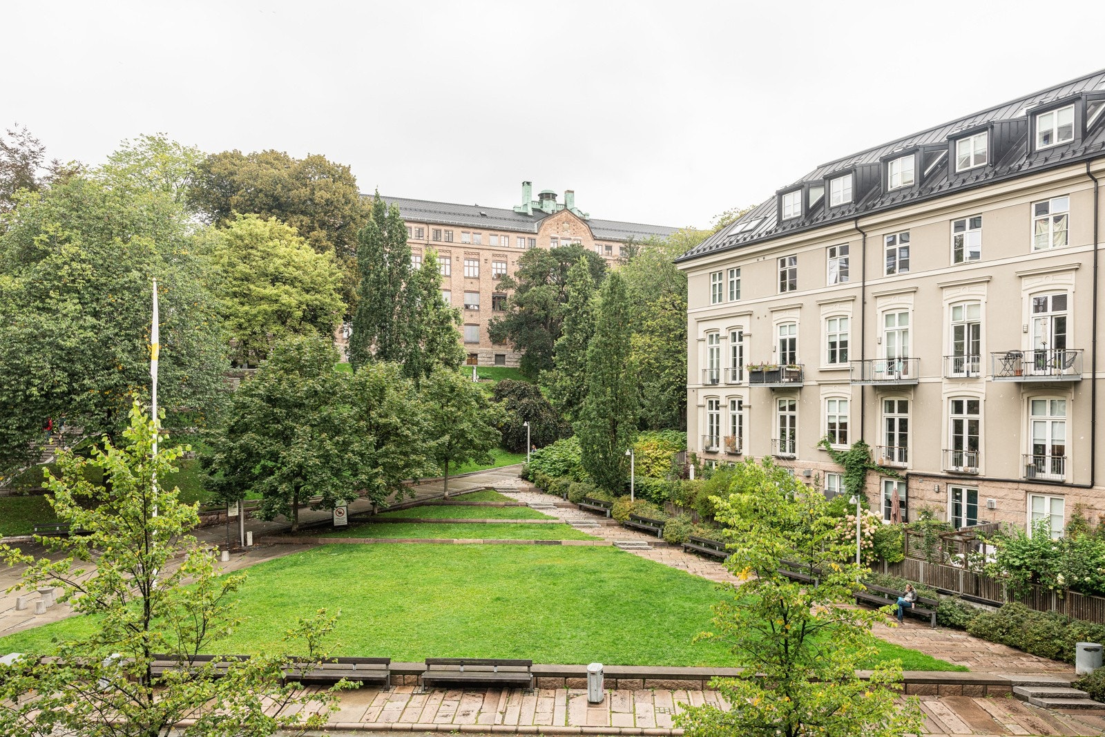 Utsyn over frodig og pent opparbeidet grøntområde Galleribilde