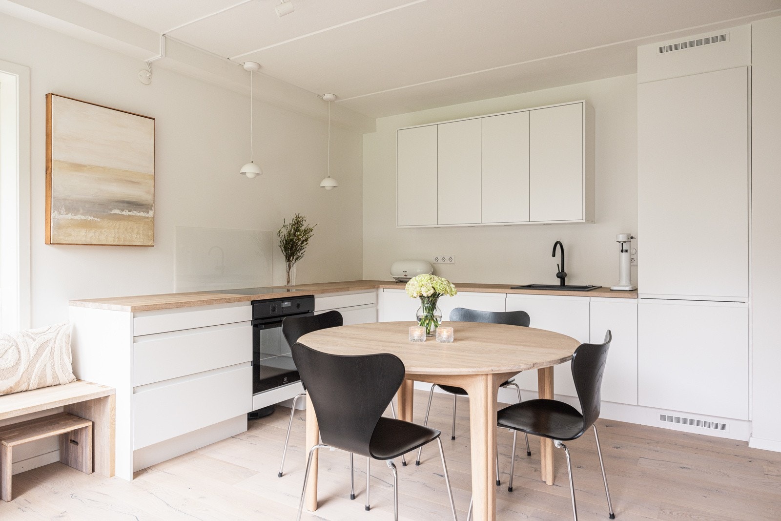 Kjøkkenet er utstyrt med integrerte hvitevarer som oppvaskmaskin, stekeovn, kjøl/frys, platetopp og har godt med skap og-benkeplass Galleribilde