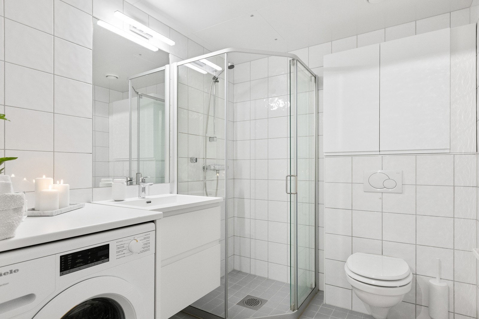 Baderommet er utstyrt med dusjhjørne, speil og vegghengt toalett. Servant med skuffer under ble byttet i 2024 Galleribilde