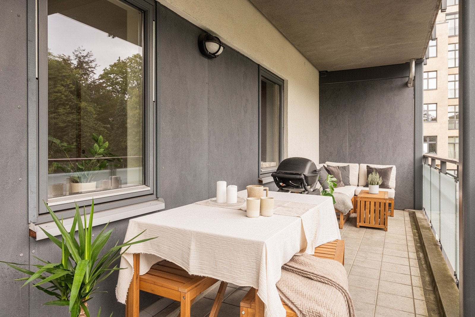 Delikat og oppgradert 3-roms med heis og balkong på 14 m² med utsyn over store, grønne fellesområder. Ingen gjenboere Galleribilde