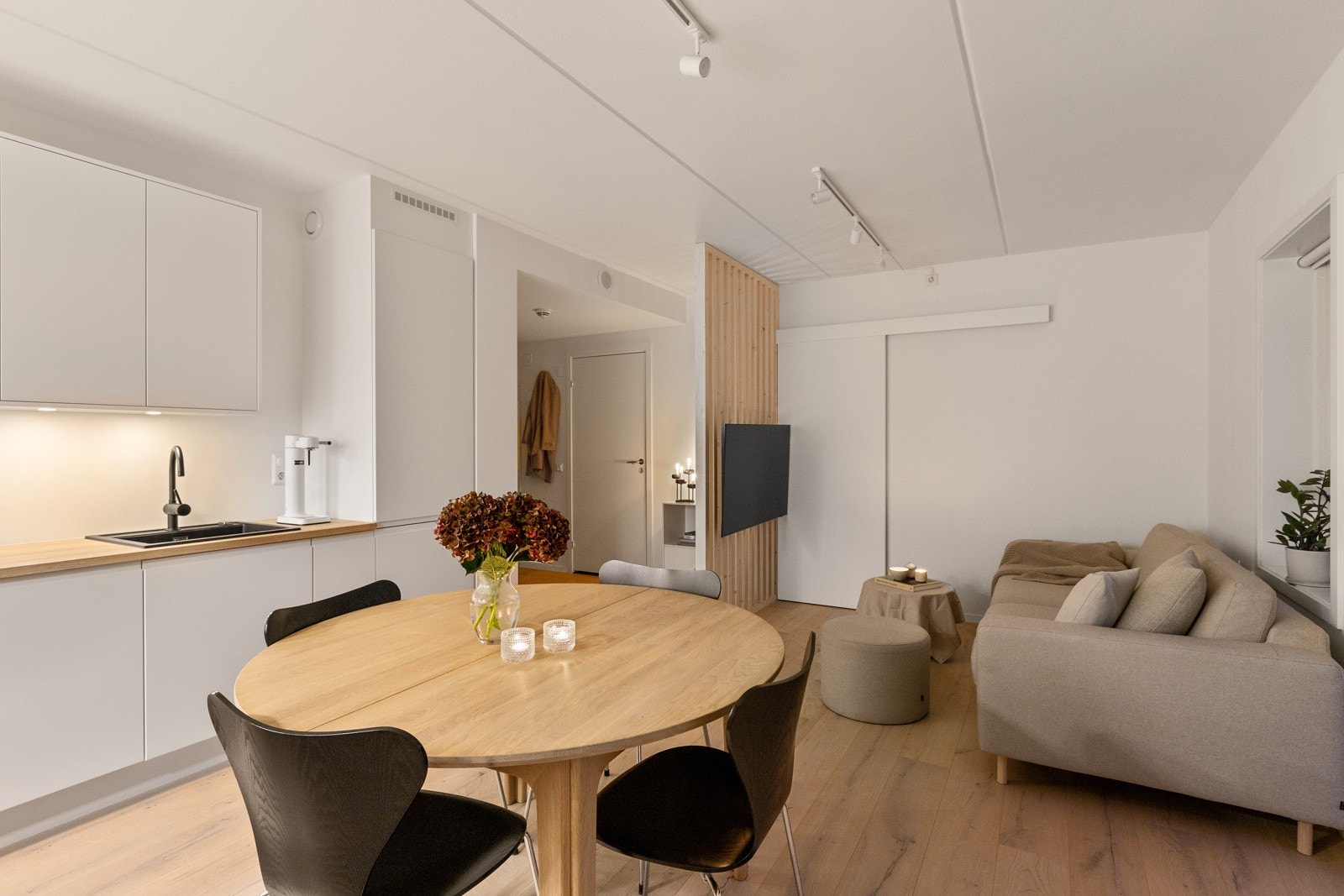 Praktisk og fin åpen løsning mellom stue og kjøkken Galleribilde