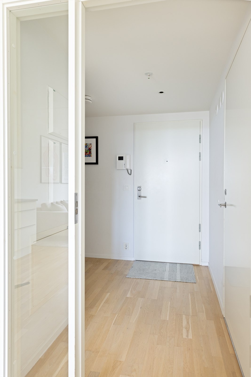 Lys og luftig entre som ønsker deg velkommen inn. Galleribilde