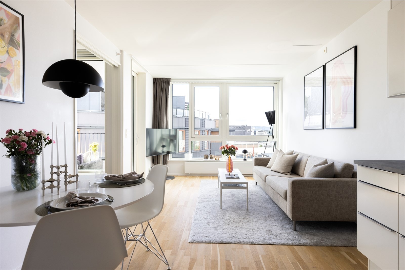 Fra leiligheten er det utgang til en overbygd, vestvendt balkong på ca. 5 kvm med magisk utsikt mot sjøen og Trettenparken. Galleribilde