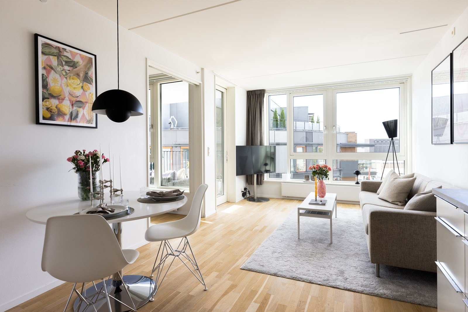 Bygget har heis, flott takterrasse med panorama til by og sjø, og en utsøkt beliggenhet på Tjuvholmen. Galleribilde