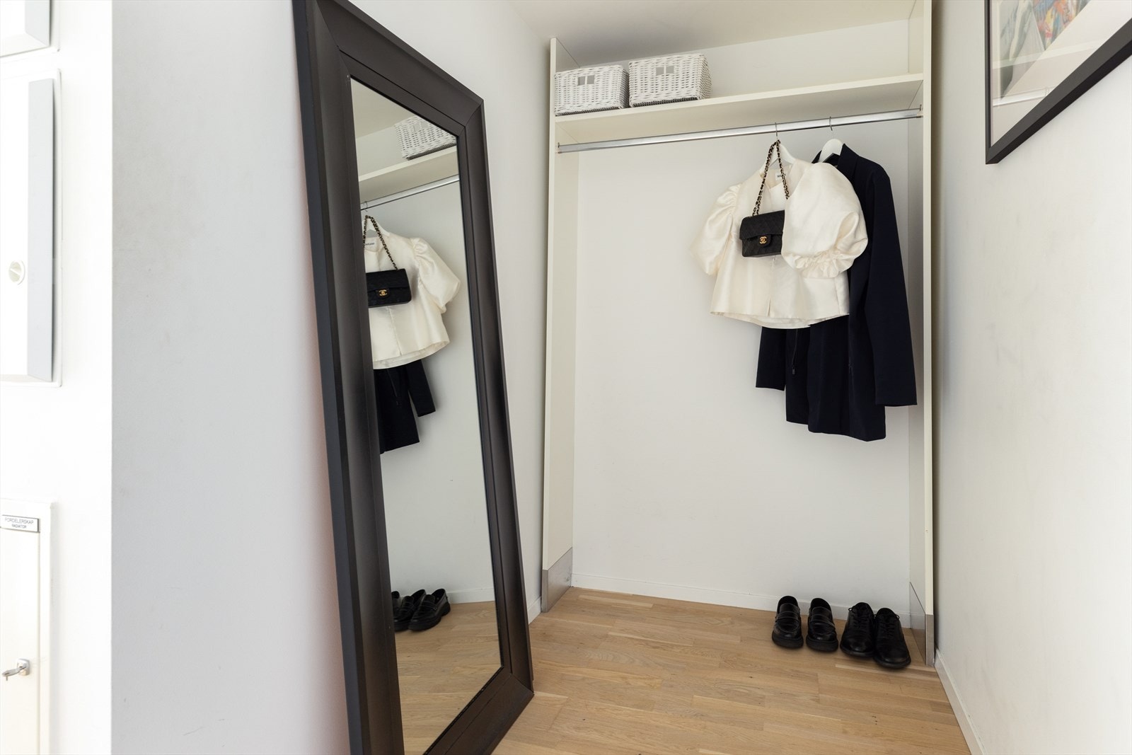 Her er det plass til å henge fra seg yttertøy og sette fra seg sko. Galleribilde