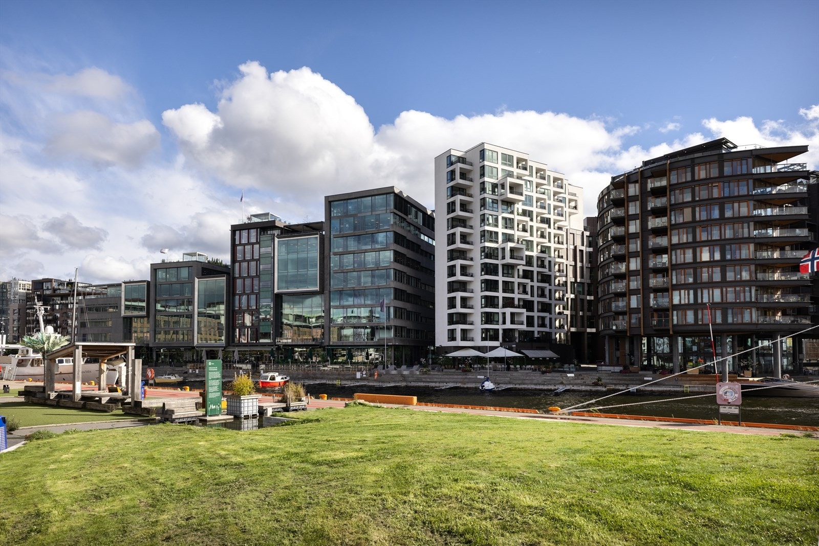 Sameiet består av 5 næringsseksjoner (butikker/restauranter/kontorer) og 78 boligseksjoner i henhold til tingslyst seksjoneringsbegjæring. Galleribilde