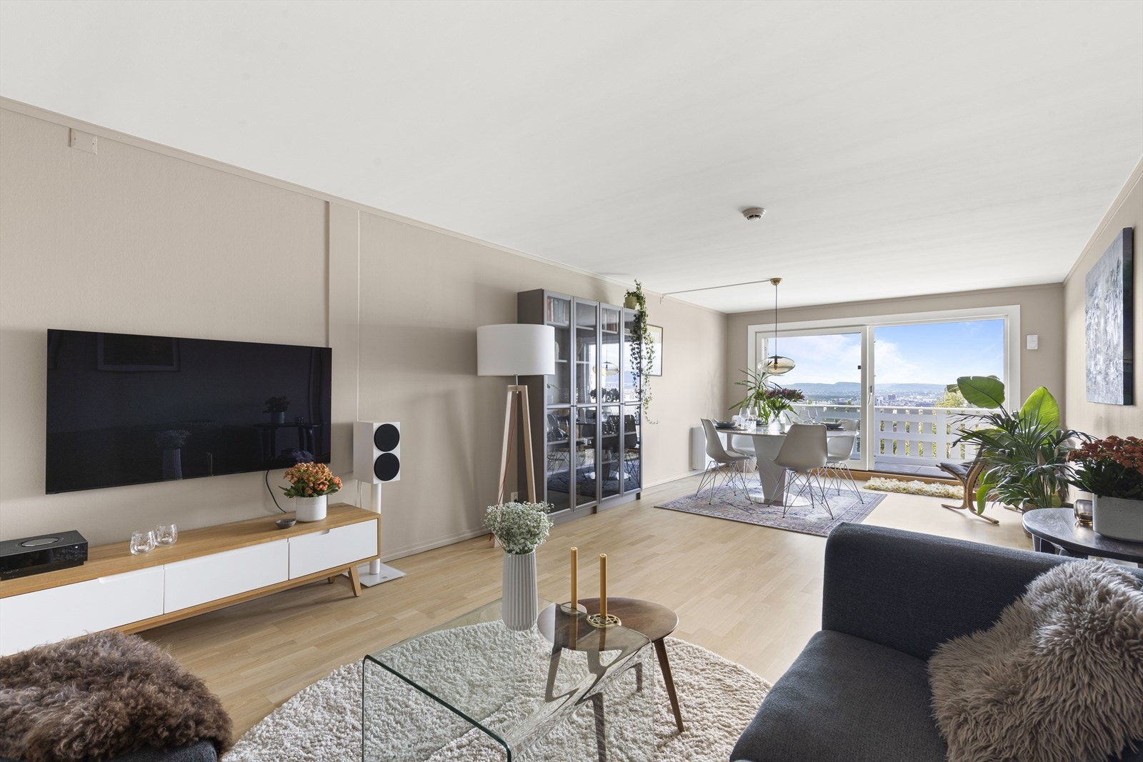 Boligen har en stor stue med god plass til flere soner. Galleribilde