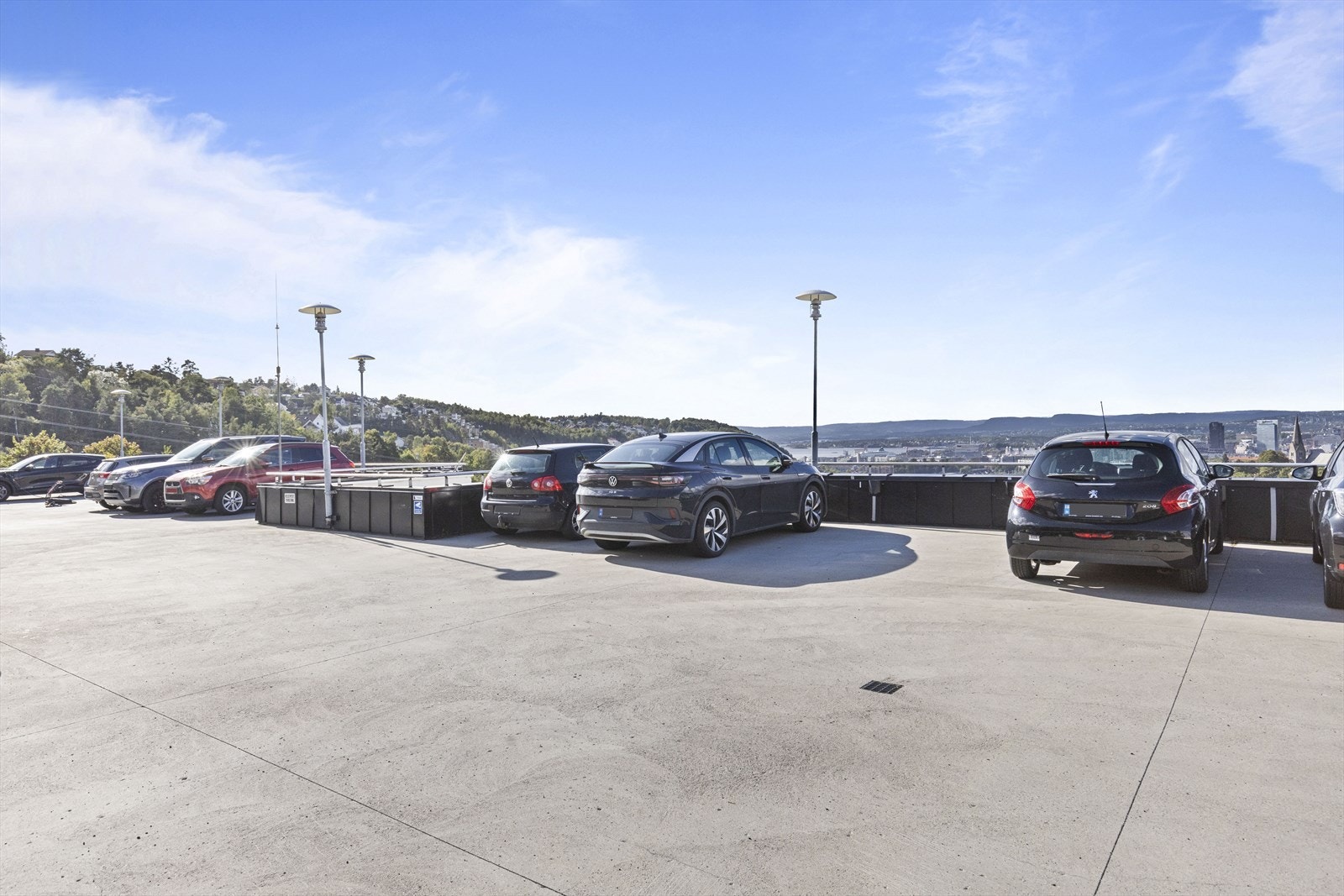 Medfølgende p-plass på avlåst parkeringstak. Galleribilde